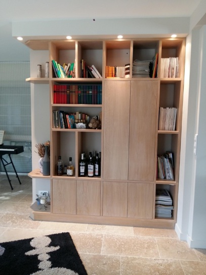 Bibliothèque en bois massif avec moulures travaillées, réalisée sur mesure
