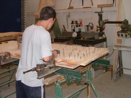 Travail du bois en cours dans l'atelier d'ébénisterie